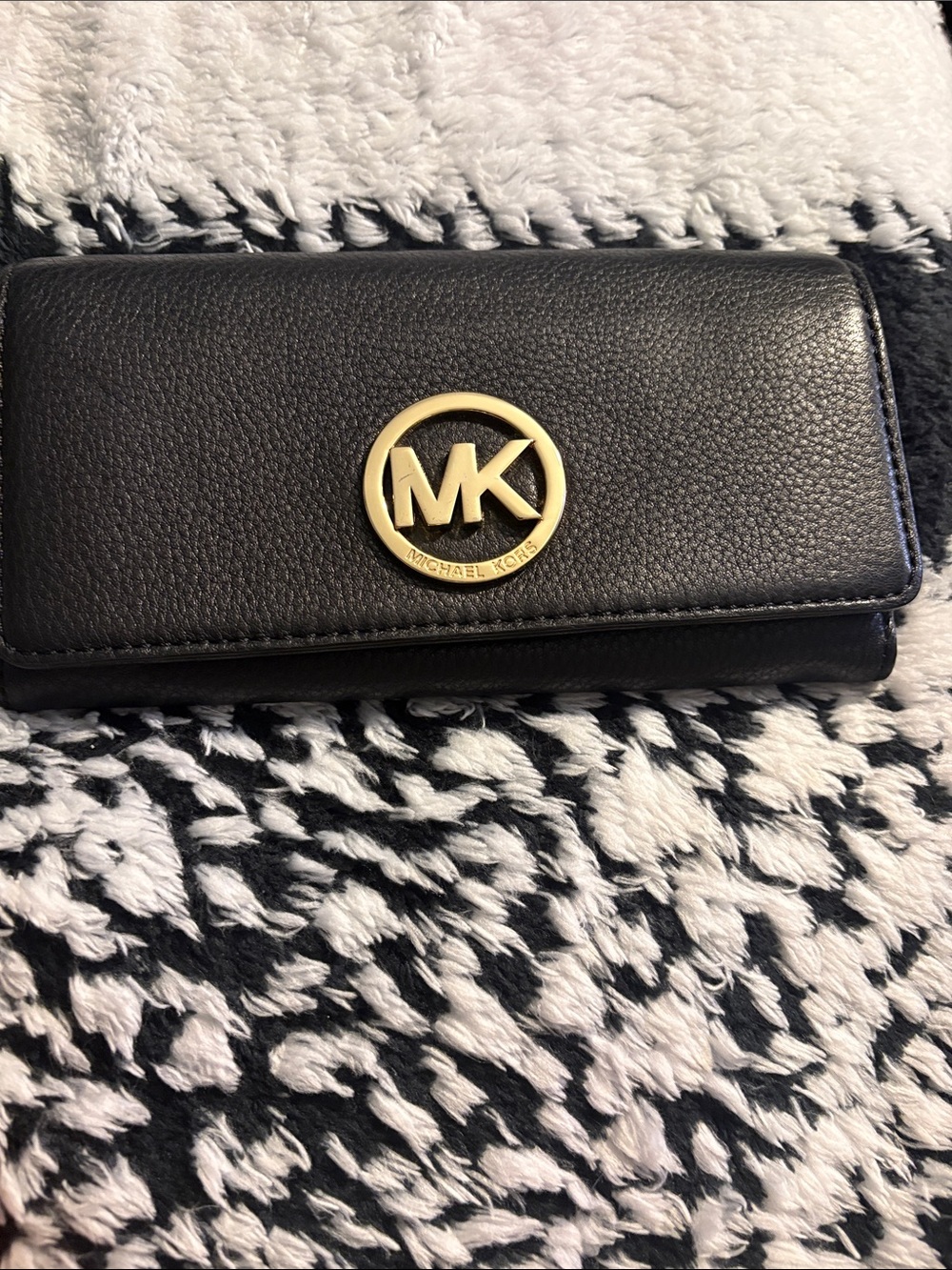 MICHAEL Michael Kors Black Leather Key & Card Holder with Gold MK Emblem